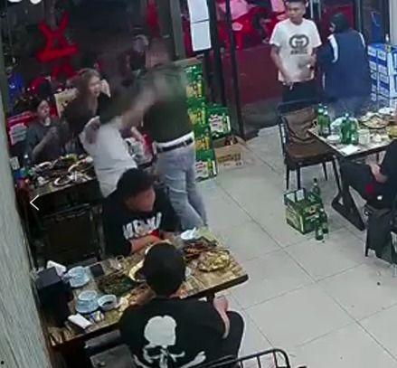 唐山烧烤情侣爆料视频网,揭秘背后惊人真相  第1张